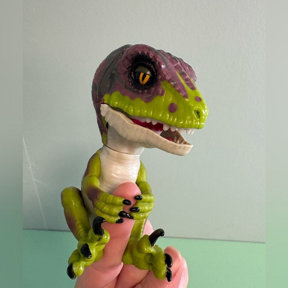 WowWee Untamed Raptor by Fingerlings Stealth, Kids Interactive Toy, Dinosaur Toy